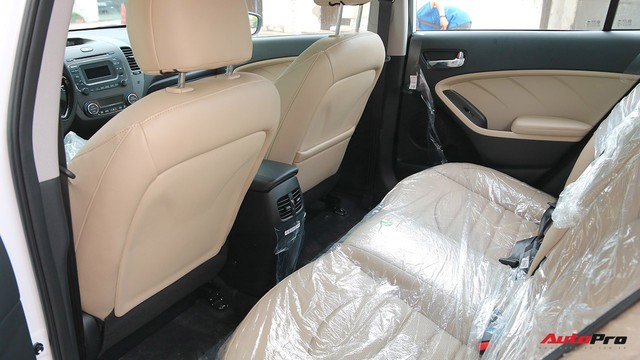 Cùng giá 499 triệu đồng, chọn Kia Cerato SMT hay Hyundai Accent AT? - Ảnh 7. Cùng giá 499 triệu đồng, chọn Kia Cerato SMT hay Hyundai Accent AT? - Ảnh 7.
