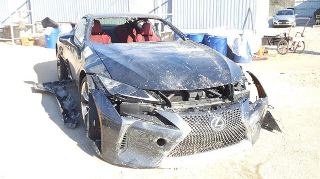 Chiếc Lexus bị "luộc" sạch đồ rao bán với giá hơn 20.000 USD khiến cộng đồng mạng tranh cãi