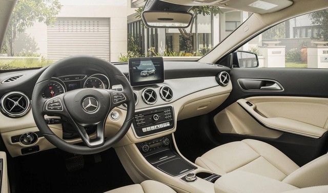 Chưa đến 1,7 tỷ đồng, Mercedes-Benz GLC 200 cạnh tranh với cả xe chiếu dưới - Ảnh 8.