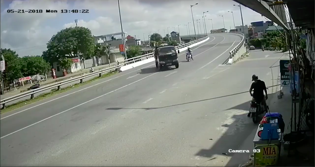 Cua gấp, xe tải gây tại nạn cho xe máy dưới chân cầu vượt - Ảnh 2.