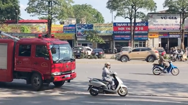 Hà Nội: Chị ninja lạnh lùng tạt đầu khiến xe cứu hỏa phanh gấp giữa đường
