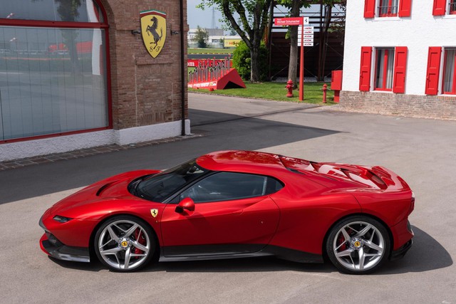 Ra mắt Ferrari SP38 - Siêu xe có 1-0-2 cho đại gia nhiều của lắm tiền - Ảnh 1. Ra mắt Ferrari SP38 - Siêu xe có 1-0-2 cho đại gia nhiều của lắm tiền - Ảnh 1.