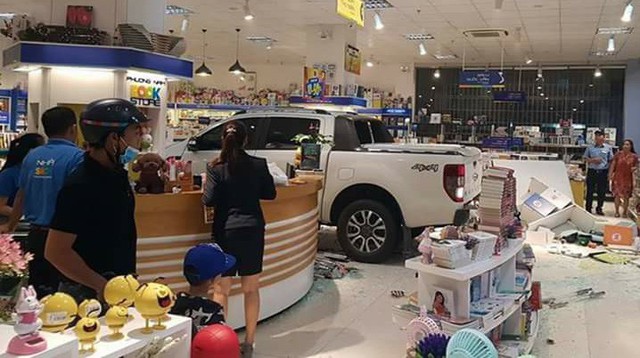 Kon Tum: Nữ tài xế lái Ford Ranger san bằng tiền sảnh nhà sách lớn
