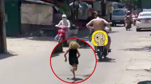 Hà Nội: Cô gái lớn tiếng chửi bới đuổi theo thanh niên trần như nhộng ngồi sau xe máy không rõ nguyên nhân