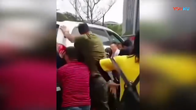 Trung Quốc: Ném gạch vào ô tô sau va chạm nhẹ, cô gái trẻ bị tài xế tông thẳng xe lên người - Ảnh 4.