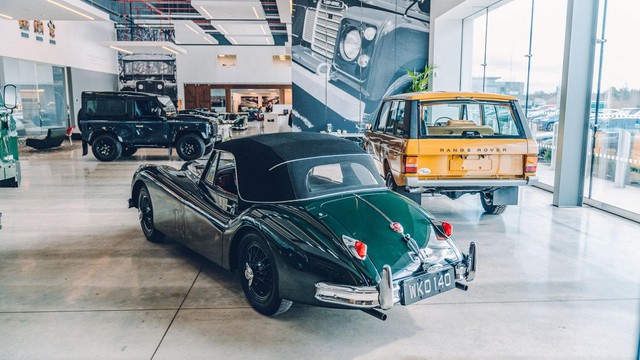 Đây là kho tàng xe cổ bí mật của Jaguar Land Rover - Ảnh 2.