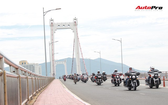 Chùm ảnh hơn 100 xe Harley-Davidson diễu hành, vượt đèo Hải Vân - Ảnh 1.