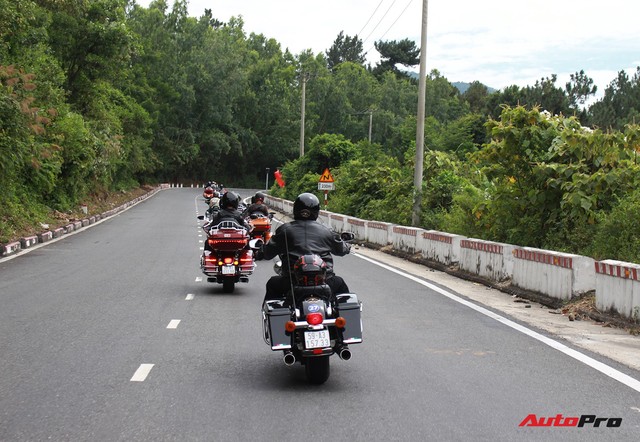 Chùm ảnh hơn 100 xe Harley-Davidson diễu hành, vượt đèo Hải Vân - Ảnh 16.