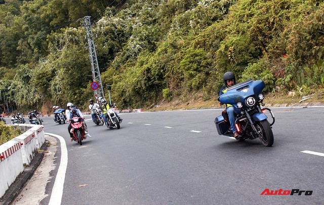 Chùm ảnh hơn 100 xe Harley-Davidson diễu hành, vượt đèo Hải Vân - Ảnh 17.