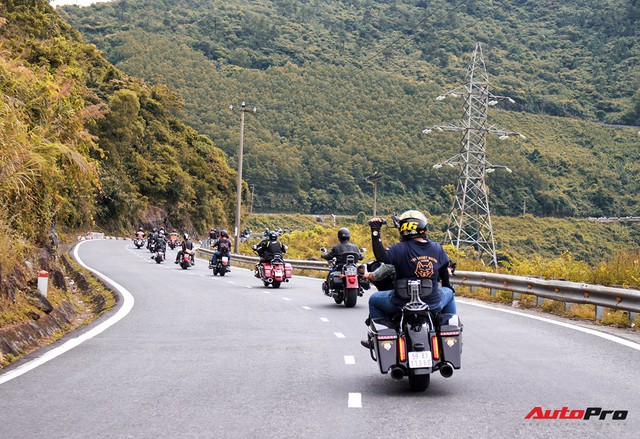 Chùm ảnh hơn 100 xe Harley-Davidson diễu hành, vượt đèo Hải Vân - Ảnh 22.