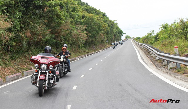 Chùm ảnh hơn 100 xe Harley-Davidson diễu hành, vượt đèo Hải Vân - Ảnh 23.