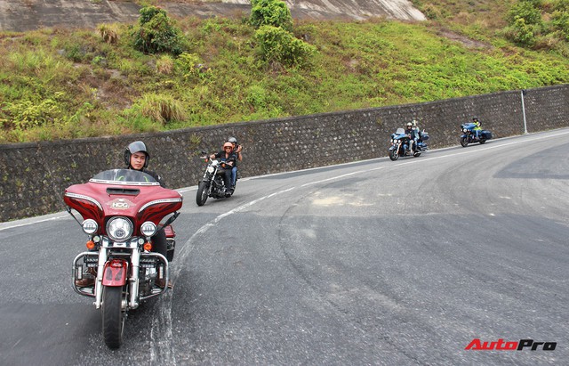 Chùm ảnh hơn 100 xe Harley-Davidson diễu hành, vượt đèo Hải Vân - Ảnh 29.