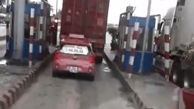 Núp bóng container, Kia Morning thoát trạm thu phí trót lọt