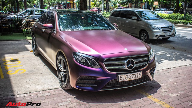 Fan nữ Hello Kitty tại Sài Gòn chi 40 triệu đồng biến Mercedes-Benz E300 AMG thành "tắc kè hoa"