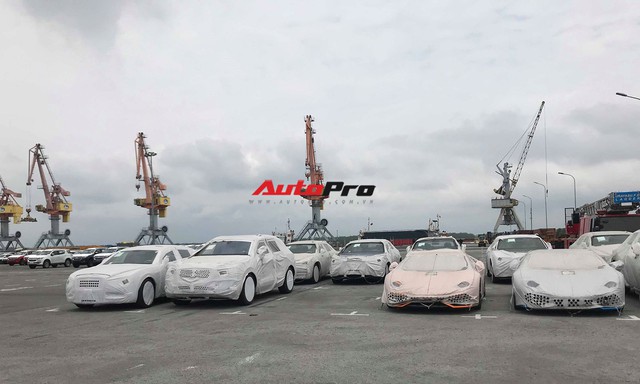 Lamborghini, Bentley lưu cảng vì không có tiền đóng thuế? - Ảnh 1. Lamborghini, Bentley lưu cảng vì không có tiền đóng thuế? - Ảnh 1.