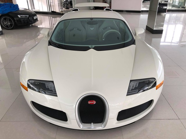 Nóng: Bugatti Veyron đổi màu trắng chính thức lộ diện, sắp về tay ông chủ cafe Trung Nguyên? - Ảnh 1. Nóng: Bugatti Veyron đổi màu trắng chính thức lộ diện, sắp về tay ông chủ cafe Trung Nguyên? - Ảnh 1.