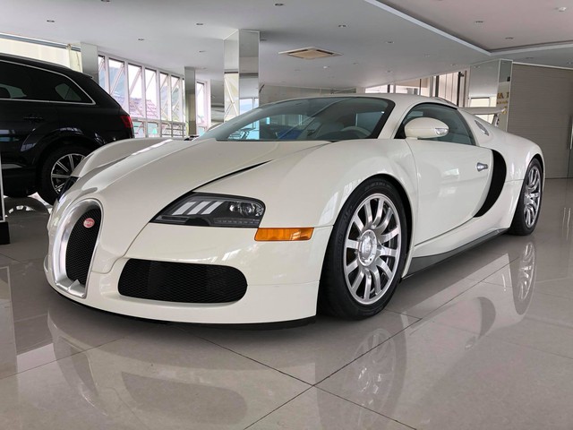 Nóng: Bugatti Veyron đổi màu trắng chính thức lộ diện, sắp về tay ông chủ cafe Trung Nguyên? - Ảnh 4. Nóng: Bugatti Veyron đổi màu trắng chính thức lộ diện, sắp về tay ông chủ cafe Trung Nguyên? - Ảnh 4.