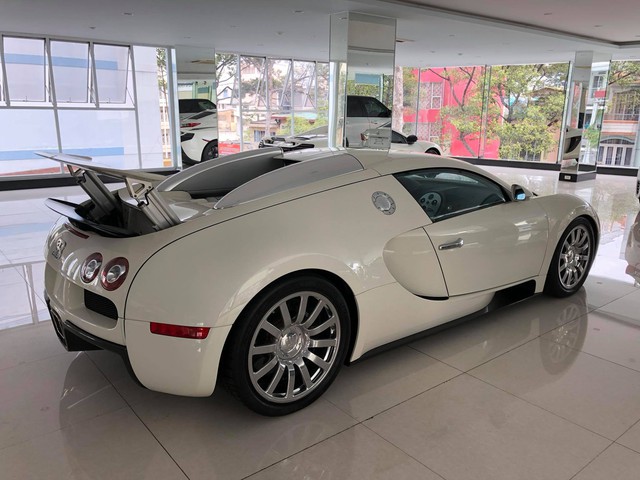 Nóng: Bugatti Veyron đổi màu trắng chính thức lộ diện, sắp về tay ông chủ cafe Trung Nguyên? - Ảnh 5. Nóng: Bugatti Veyron đổi màu trắng chính thức lộ diện, sắp về tay ông chủ cafe Trung Nguyên? - Ảnh 5.