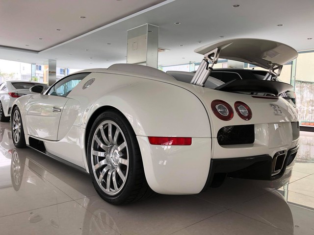 Nóng: Bugatti Veyron đổi màu trắng chính thức lộ diện, sắp về tay ông chủ cafe Trung Nguyên? - Ảnh 8.
