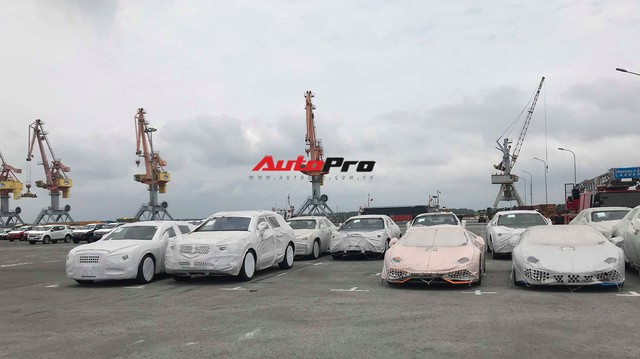 Lamborghini, Bentley lưu cảng vì không có tiền đóng thuế?