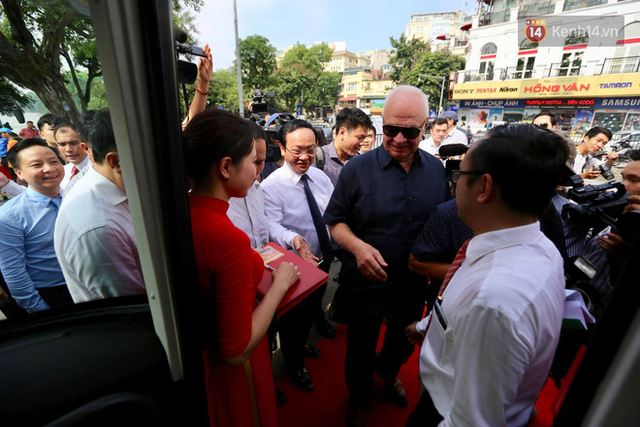 Chính thức khai trương tuyến xe buýt hai tầng mui trần đầu tiên ở Hà Nội: Giá vé 300k/4h - Ảnh 2.