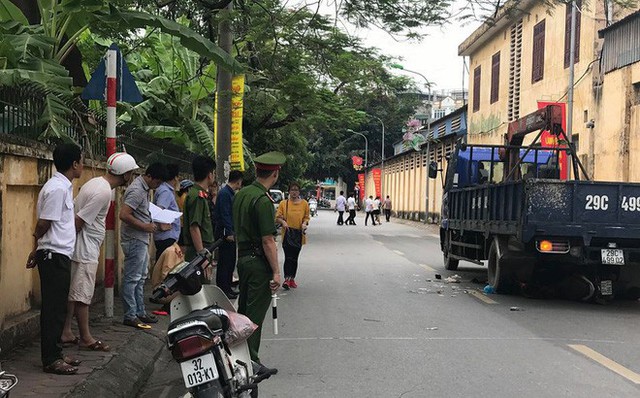 Xe tải lùi cuốn xe máy vào gầm khiến 3 người thương vong, bà bầu sinh con tại hiện trường - Ảnh 1.