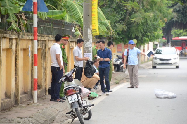 Nhân chứng hãi hùng kể lại giây phút xe tải lùi trúng xe máy làm người phụ nữ mang thai tháng thứ 8 sinh con, bé gái 4 tuổi bị thương - Ảnh 2.