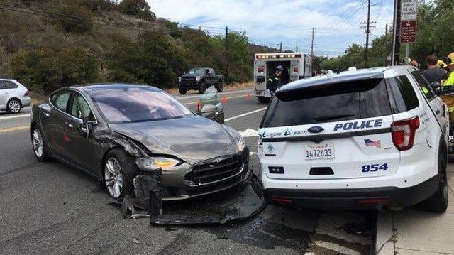 Tesla Model S đâm xe cảnh sát khi tự lái