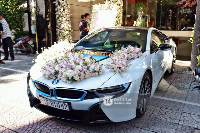 Diệp Lâm Anh lên xe hoa BMW i8 về nhà chồng - Ảnh 1.