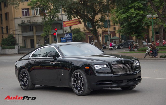 Bộ ba Rolls-Royce bản Black Badge với 3 phong cách nội thất độc đáo tại Việt Nam - Ảnh 2.