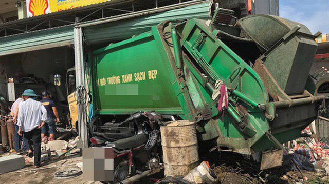 Nghệ An: Xe rác mất lái gây tai nạn rồi lao thẳng vào nhà dân, 3 người nhập viện cấp cứu