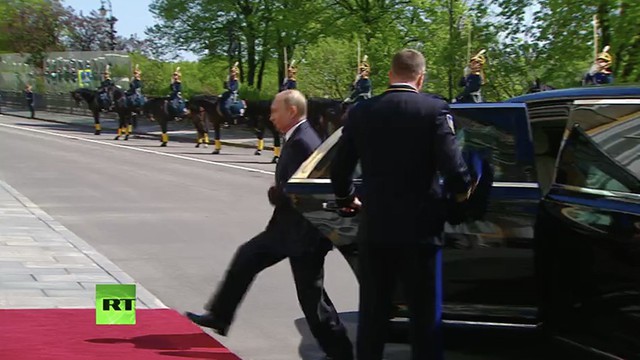 Tổng thống Putin sử dụng limousine mới toanh do Nga tự sản xuất trong lễ nhậm chức - Ảnh 2.