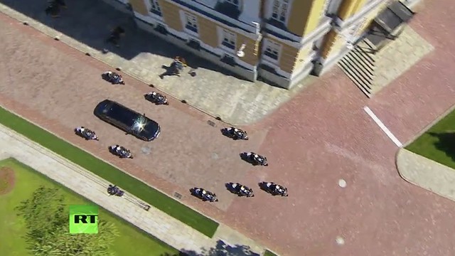 Tổng thống Putin sử dụng limousine mới toanh do Nga tự sản xuất trong lễ nhậm chức - Ảnh 4.