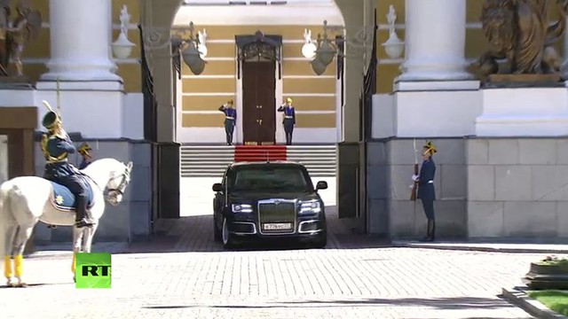 Tổng thống Putin sử dụng limousine mới toanh do Nga tự sản xuất trong lễ nhậm chức - Ảnh 1.