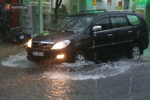 Sài Gòn: Mưa lớn gây ngập nặng, chủ xe ô tô nơm nớp lo sợ khi đỗ ngoài đường - Ảnh 1.