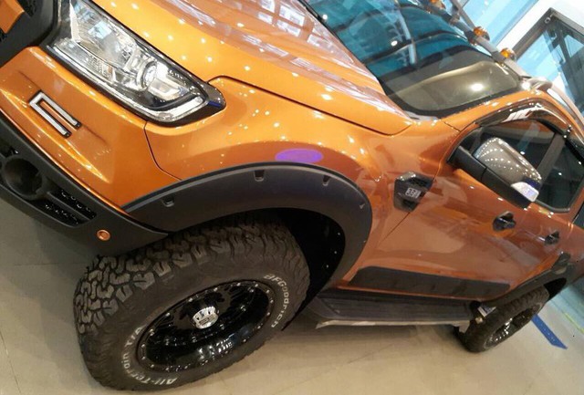 Chưa có hàng mới, Ford Ranger được độ lại kiểu Raptor để hút khách Việt với giá 1,1 tỷ đồng - Ảnh 1.