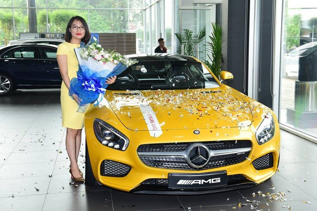 Bộ đôi siêu xe Mercedes-AMG GT S màu vàng về tay những người phụ nữ Việt trẻ - Ảnh 1.