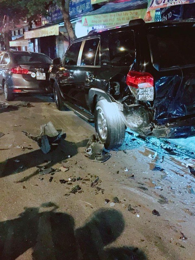 Người dân vây bắt thanh niên lái xe BMW gây tai nạn liên hoàn nghi có biểu hiện ngáo đá - Ảnh 1.
