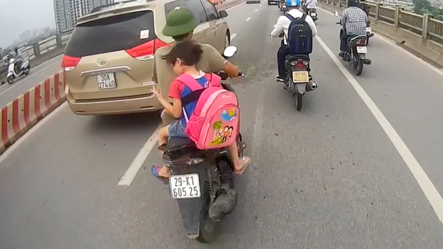 Đội mũ cối, phóng nhanh lạng lách, người đàn ông đèo trẻ nhỏ ngồi lệch gây bức xúc