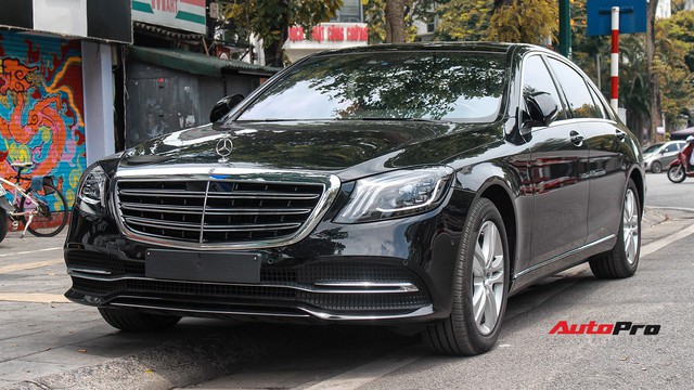 Vừa ra mắt, Mercedes-Benz S450 L 2018 đã lăn bánh trên đường, cặp cùng Lamborghini độc nhất Việt Nam