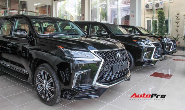 Lexus chính hãng không bán nổi một chiếc, xe nhập tư vẫn ùn ùn kéo về với giá cao ngất ngưởng cho đại gia Việt - Ảnh 2. Lexus chính hãng không bán nổi một chiếc, xe nhập tư vẫn ùn ùn kéo về với giá cao ngất ngưởng cho đại gia Việt - Ảnh 2.