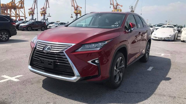 Lexus chính hãng không bán nổi một chiếc, xe nhập tư vẫn ùn ùn kéo về với giá cao ngất ngưởng cho đại gia Việt