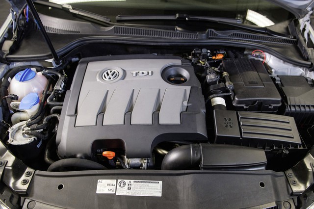 Volkswagen nhận khoản phạt đầu tiên tại Đức sau scandal xe diesel kéo dài 3 năm - Ảnh 1.