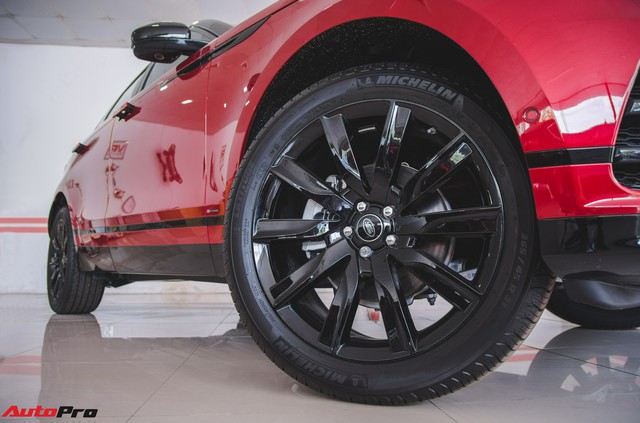 Soi kĩ Range Rover Velar màu đỏ đầu tiên của Việt Nam - Ảnh 6. Soi kĩ Range Rover Velar màu đỏ đầu tiên của Việt Nam - Ảnh 6.