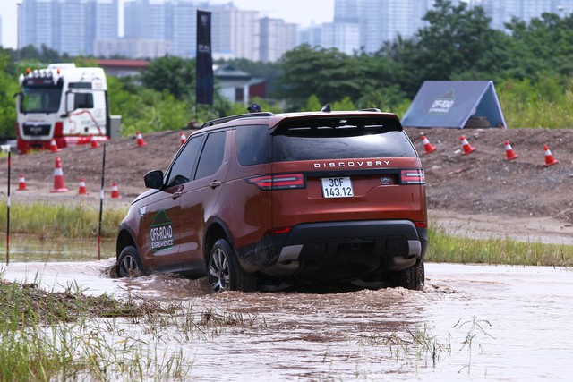 Offroad kiểu quý tộc: Mang Range Rover đi lội bùn, vượt dốc, thoát ổ voi nhưng không cần làm gì hết - Ảnh 5. Offroad kiểu quý tộc: Mang Range Rover đi lội bùn, vượt dốc, thoát ổ voi nhưng không cần làm gì hết - Ảnh 5.