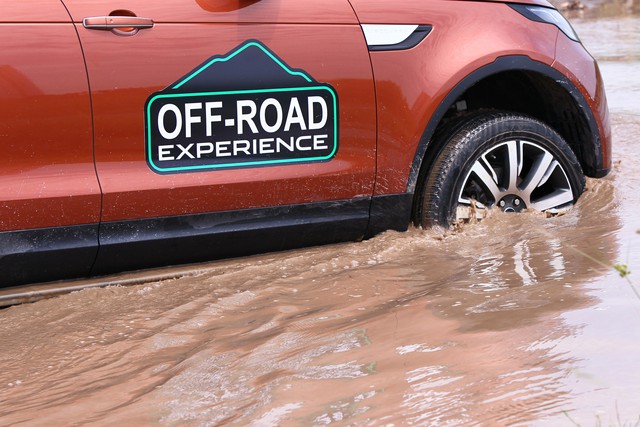 Offroad kiểu quý tộc: Mang Range Rover đi lội bùn, vượt dốc, thoát ổ voi nhưng không cần làm gì hết - Ảnh 1. Offroad kiểu quý tộc: Mang Range Rover đi lội bùn, vượt dốc, thoát ổ voi nhưng không cần làm gì hết - Ảnh 1.