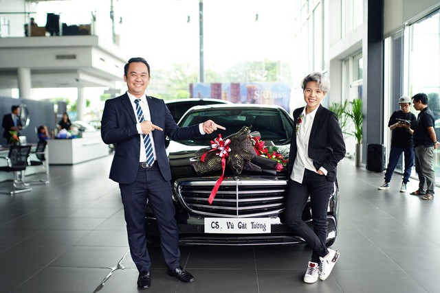 Vũ Cát Tường sắm Mercedes-Benz E200 “full black” hơn 2 tỷ đồng - Ảnh 4. Vũ Cát Tường sắm Mercedes-Benz E200 “full black” hơn 2 tỷ đồng - Ảnh 4.