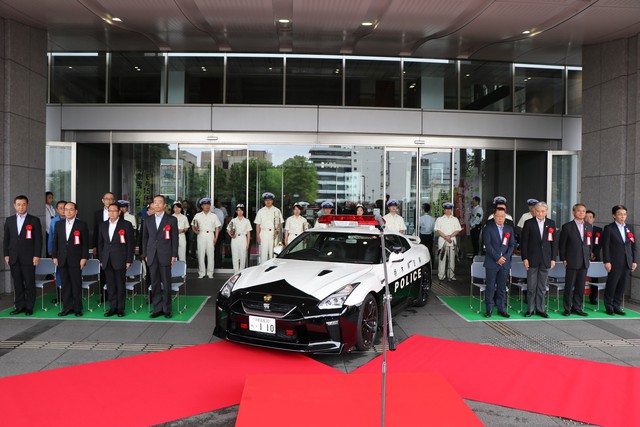 Đại gia bí ẩn tặng Nissan GT-R cho lực lượng cảnh sát Nhật Bản - Ảnh 2.