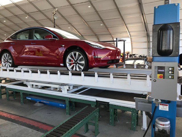 Hết chỗ, Tesla lắp ráp Model 3 trong... lều ngoài nhà máy - Ảnh 1.