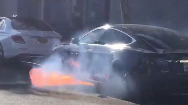 Đang yên đang lành, Tesla Model S tự bốc cháy khi đang vận hành
